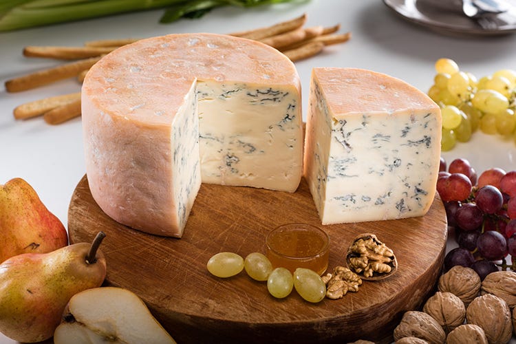 Il Berghem Blu, uno dei formaggi di punta (Arrigoni Battista, 105 anni di storia Festa dal gusto tutto bergamasco)