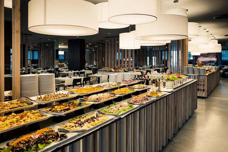 Il ristorante a buffet del resort (Bibione allunga la stagione)