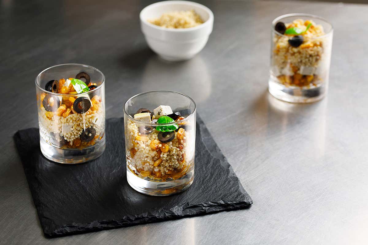 Bicchierino di quinoa e bulgur con tofu, olive, mais super sweet tostato e vinaigrette basilico e vaniglia Cereali e Legumi Minute: versatili, sani e gustosi