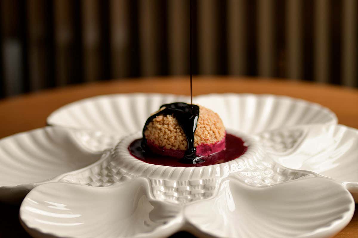 Bigne alla rapa rossa, fave di cacao e aceto balsamico 12 anni