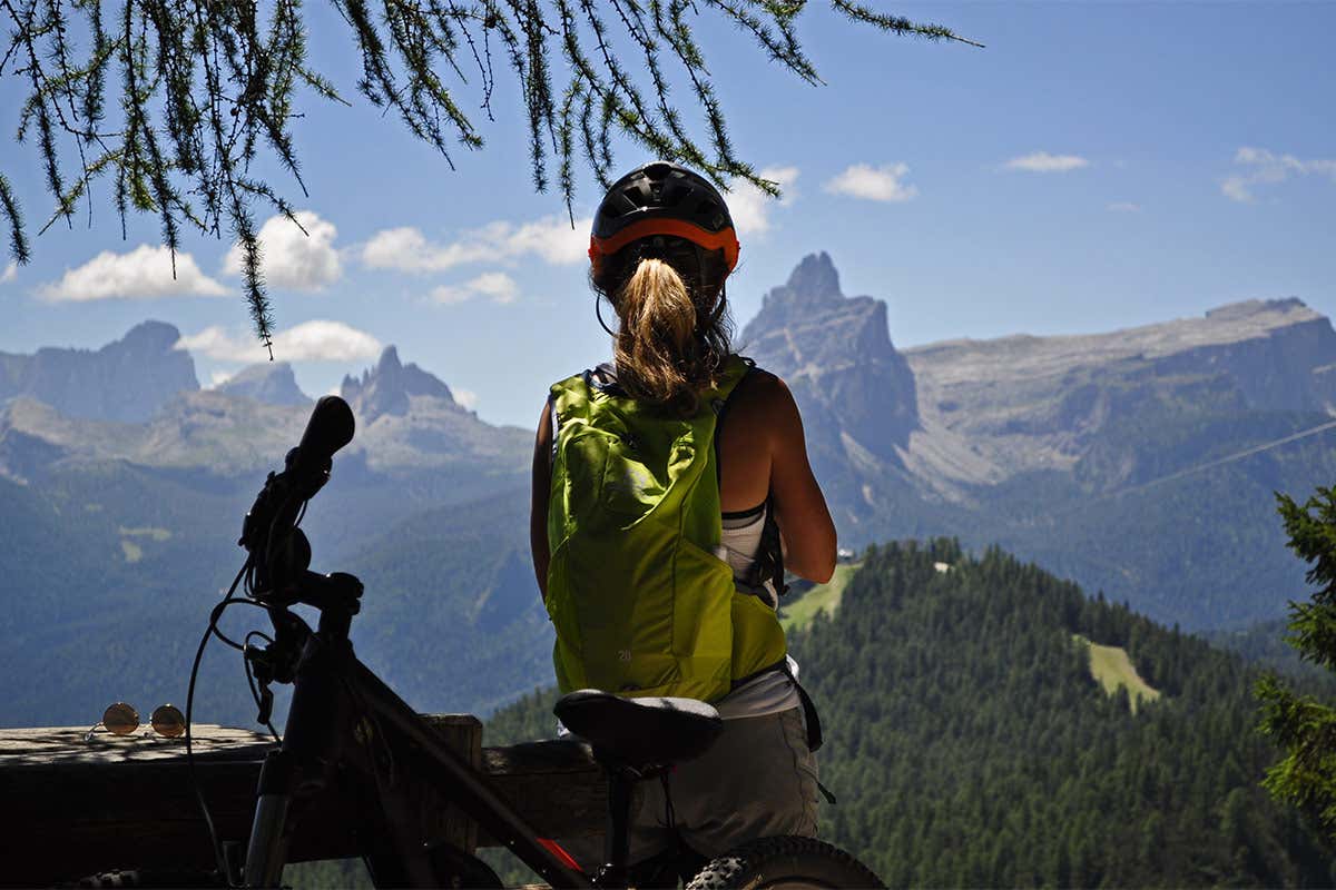 Sono numerosi gli itinerari da compiere in mountain bike o e-bikeFoto Ute Dandrea Vacanza sul set Cortina Tour in &ldquo;Un passo dal cielo