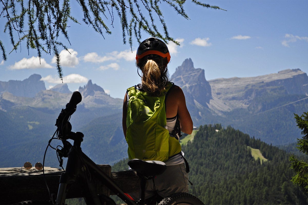 Sono numerosi gli itinerari da compiere in mountain bike o e-bikeFoto Ute Dandrea Vacanza sul set Cortina Tour in “Un passo dal cielo