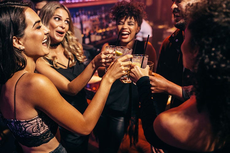 (Il binge drinking coinvolge 4 giovani su 5 Aumenta il rischio di dipendenza da alcol)