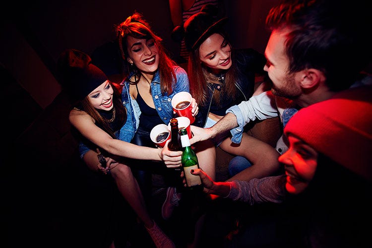 (Il binge drinking coinvolge 4 giovani su 5 Aumenta il rischio di dipendenza da alcol)