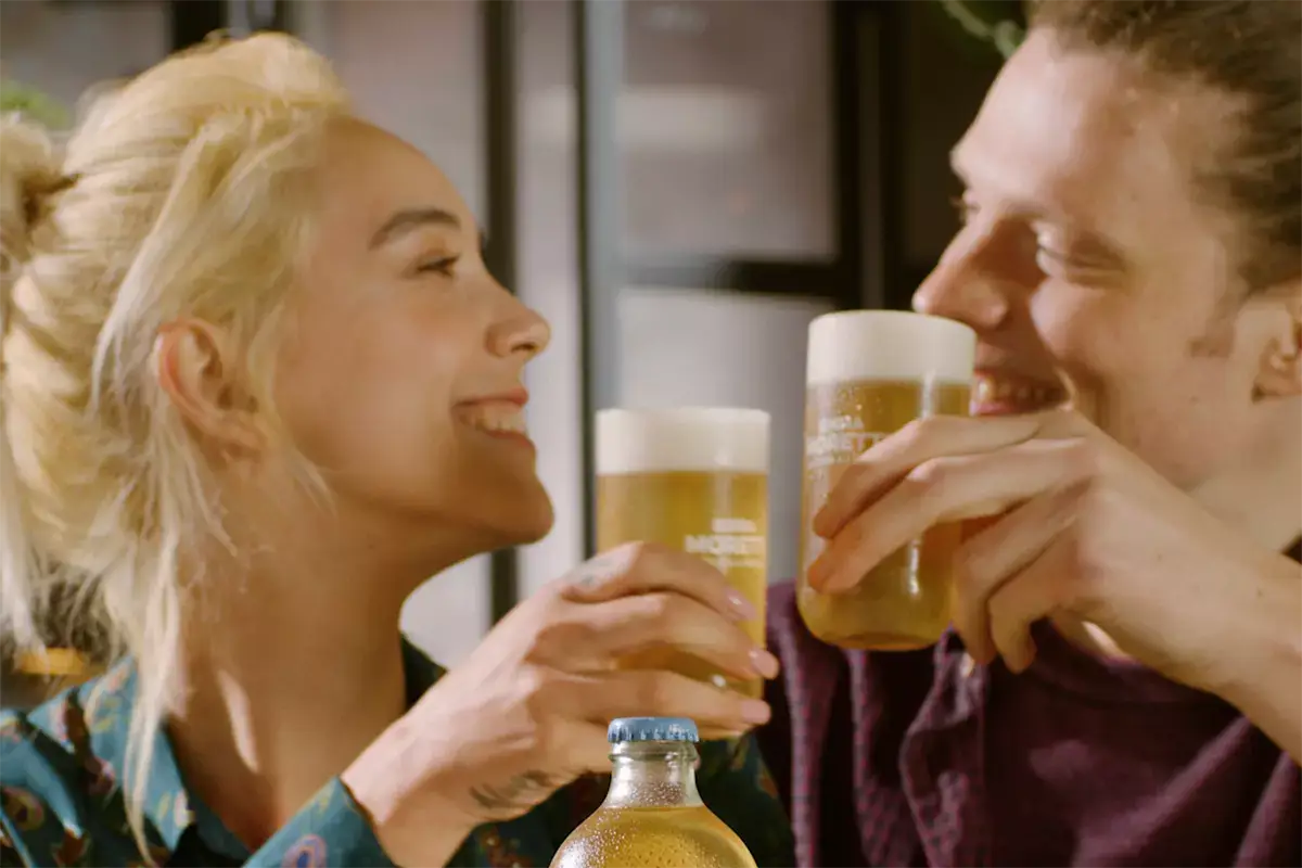 Una birra chiara &egrave; perfetta per i momenti di leggerezza Inno alla leggerezza: per gli italiani &egrave; una birra in compagnia