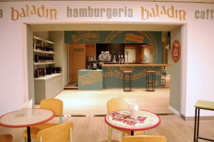 Birra italiana e hamburger scelti Al Caselle di Torino il locale di Teo Musso