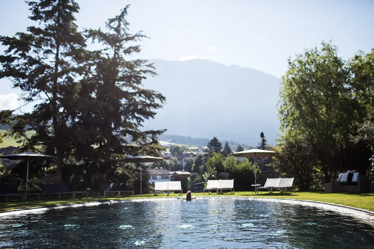 Black Pool Al Romantik Hotel Turm tra bagni di fieno e opere d’arte