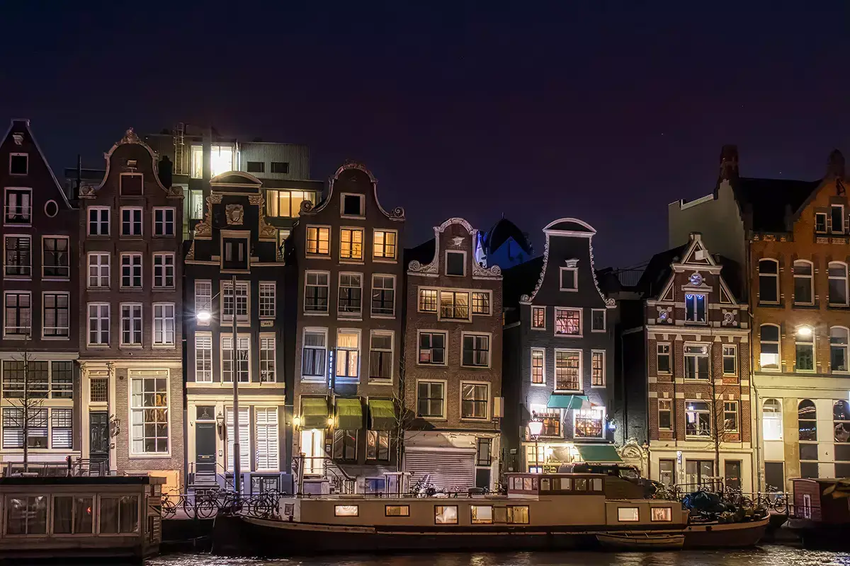 Case galleggianti ad Amsterdam Pasqua alternativa? Lungo il fiume in una houseboat