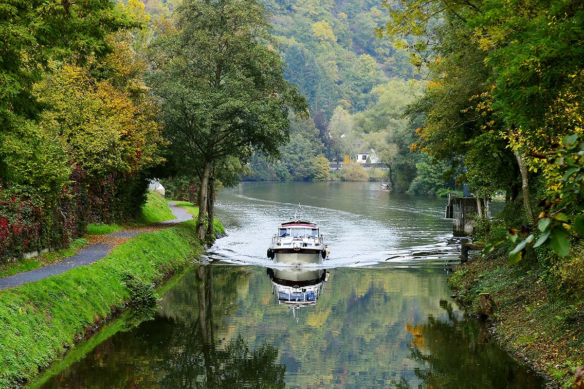 Lungo il Canal Du Midi Pasqua alternativa? Lungo il fiume in una houseboat