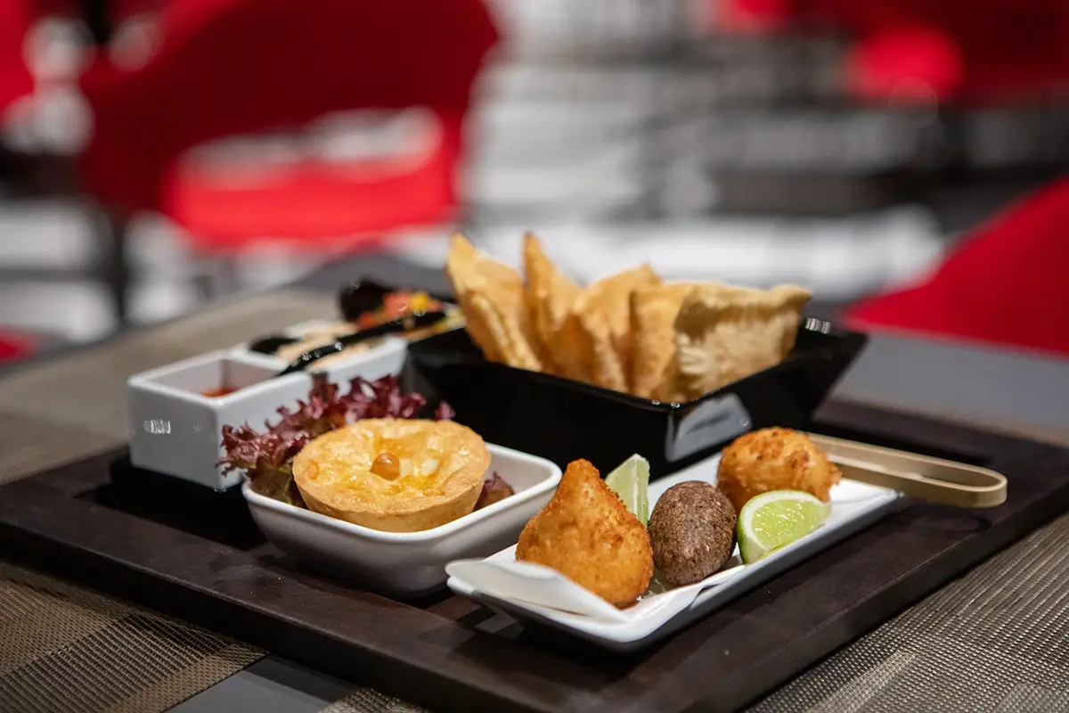 Bocconcini brasiliani, Pastel, Empadinha de Palmito, Coxinha e Kibe A Milano come a São Paulo: ecco il Botequinho di Roberto Okabe