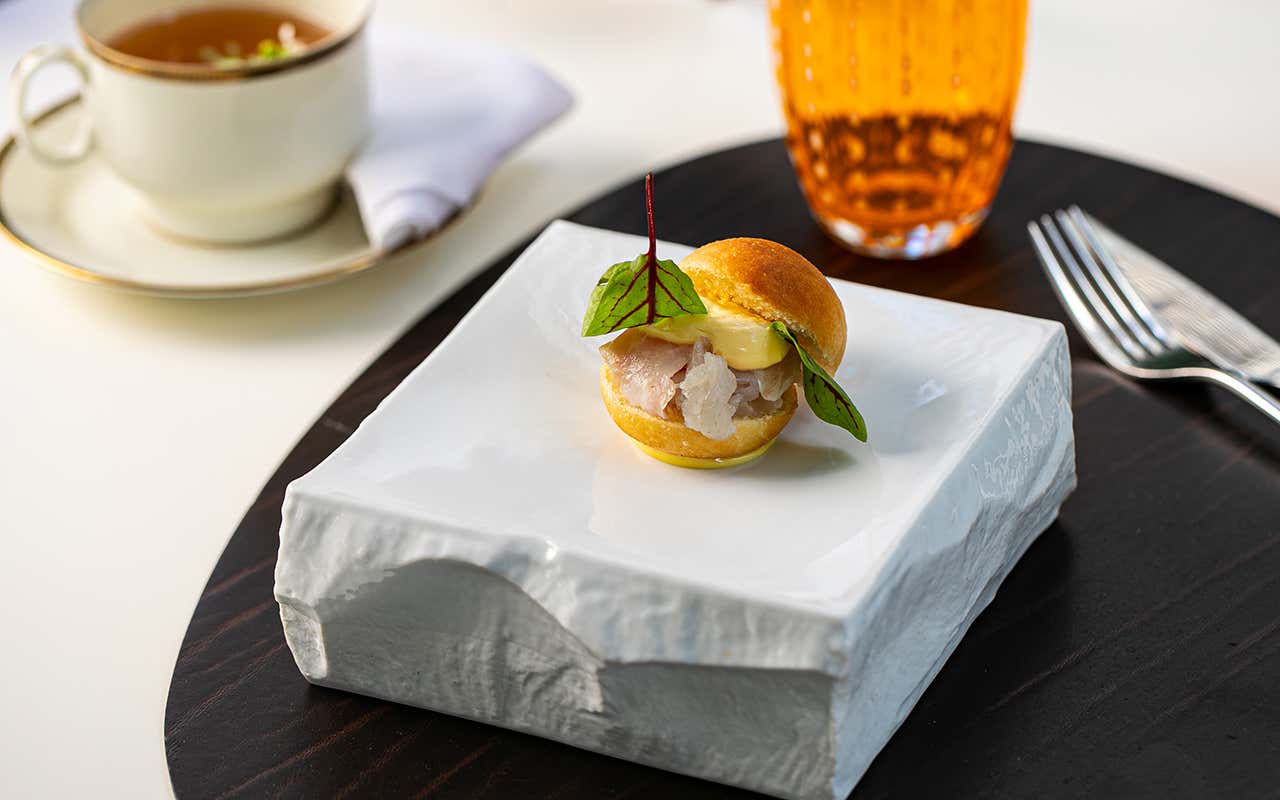 Bocconcino di pane al latte con carpaccio di pescato, soia, senape e guacamole Il mare a Roma in un ristorante di... Livello 1