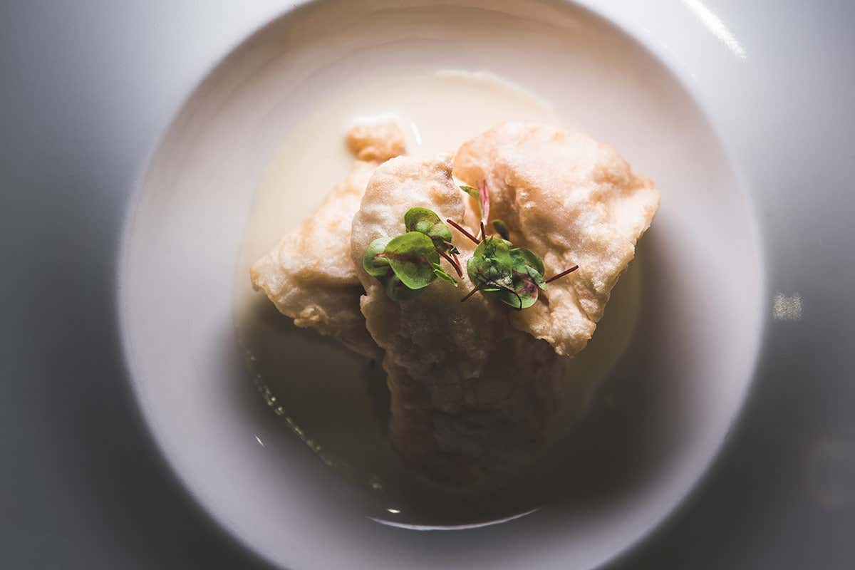 Bocconcino di pescato d’altura impanato, fonduta di Grana Padano DOP oltre 20 mesi Il pesce sposa le eccellenze lombarde alla Trattoria La Barca