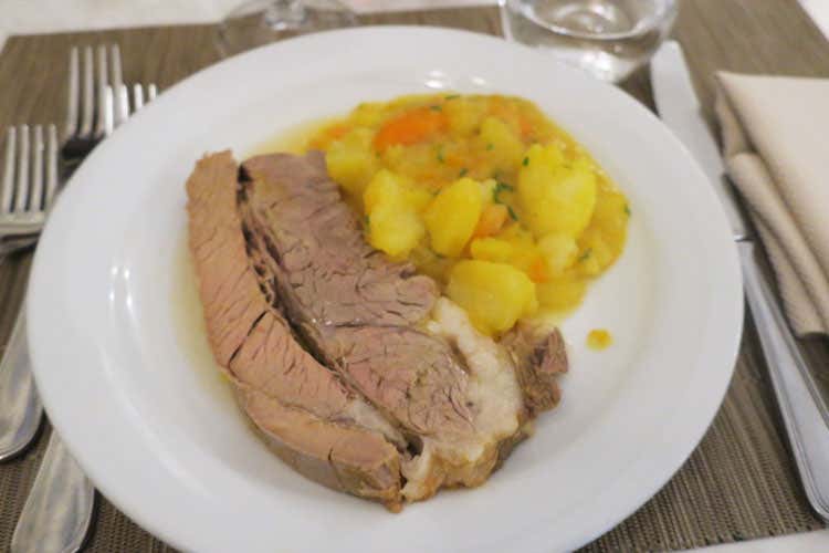 Bollito e patate allo zafferano (Bollito e patate allo zafferano Specialità della Casa del Brodo)