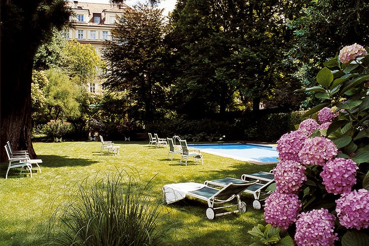 La piscina del Parkhotel Laurin - Bolzano, ricettività ma in sicurezzaKompatscher: Test gratuiti ai turisti