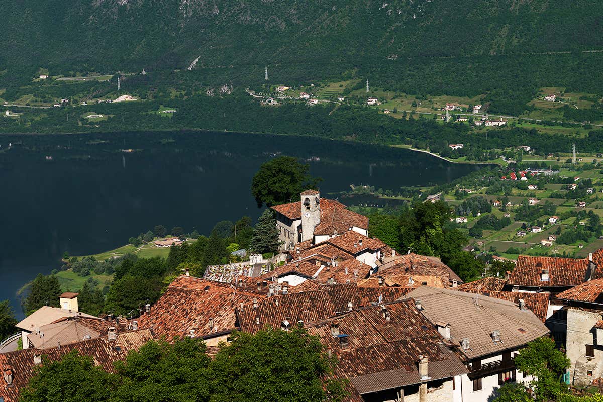 Bondone. Foto: Alberto Campanile - Archivio fotografico APT Madonna di Campiglio; Ph. Alberto Campanile Pronti per un autentico viaggio slow tra alpeggi, borghi, castelli e polenta?
