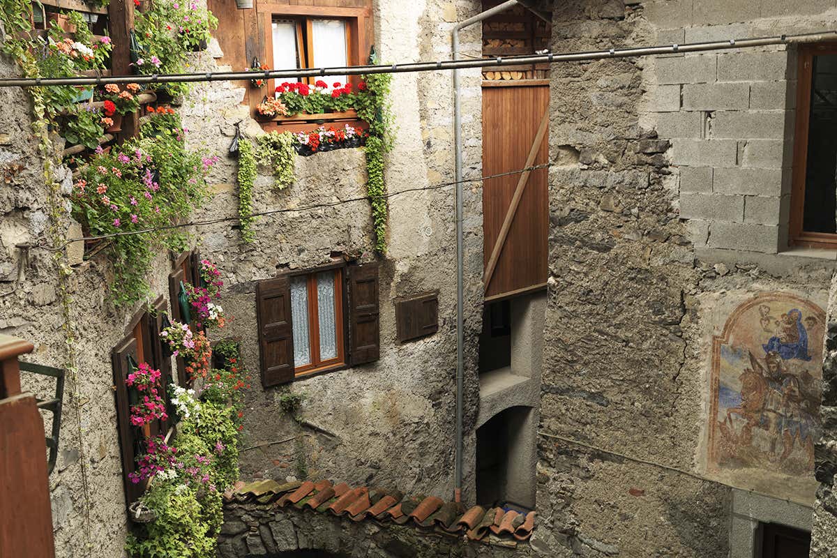 Centro storico di Bondone. Foto: Alberto Campanile - Archivio fotografico APT Madonna di Campiglio Pronti per un autentico viaggio slow tra alpeggi, borghi, castelli e polenta?