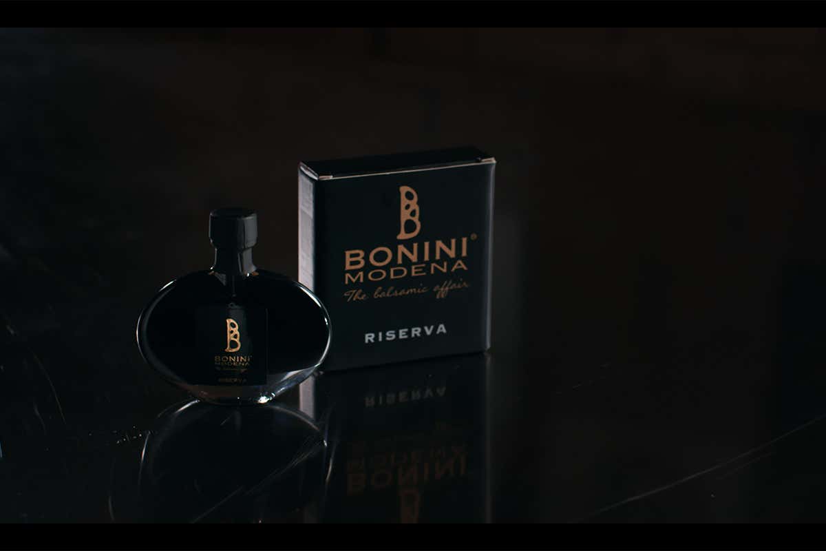 Il condimento Bonini Riserva, che matura in botti avviate da almeno 50 anni Riserva di Bonini, Aceto Balsamico Tradizionale di Modena Dop La Cucina di Longino parte con il Balsamico di Modena Bonini