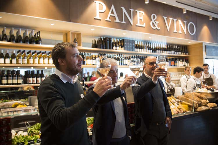 Anche la Bora soffia su Eataly Farinetti apre a Trieste e fa 34 Anche la Bora soffia su Eataly Farinetti apre a Trieste e fa 34