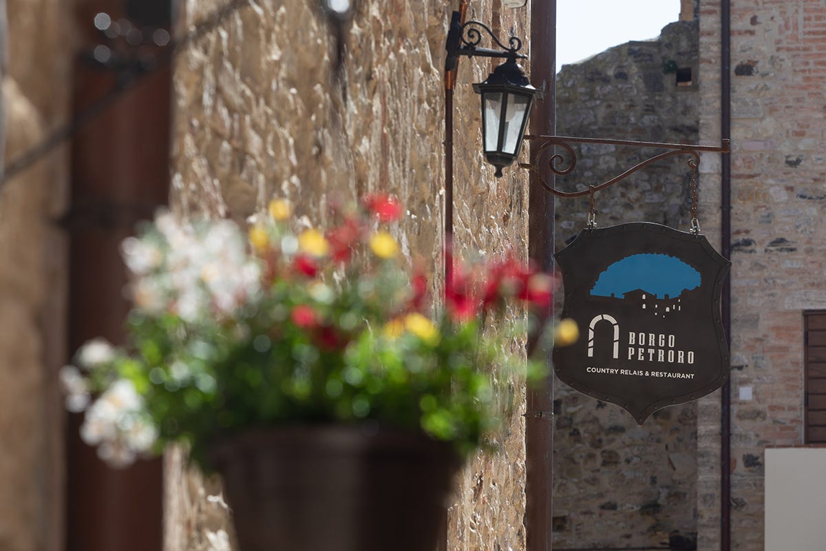 Borgo Petroro, gioiello dell’ospitalità unbra Pasqua… dove vuoi: mare o campagna?