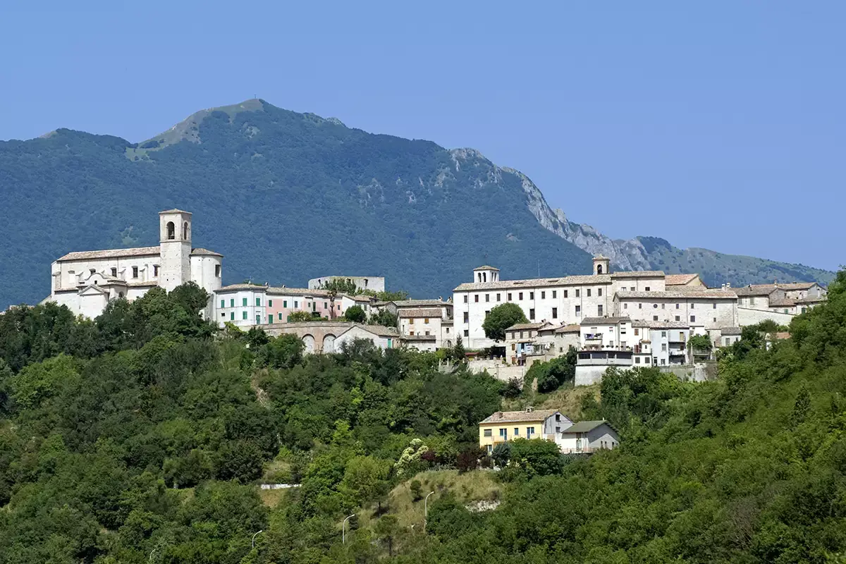 Sassoferrato (An) si immerge nella storia dell'antica Roma Antichi romani, rime e cappelli esaltano il Grand Tour