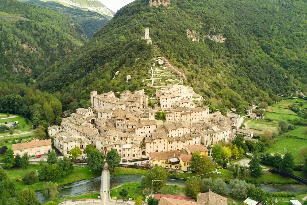 Torre del Nera, albergo diffuso nel borgo di Scheggino (pg) Torre del Nera Albergo diffuso