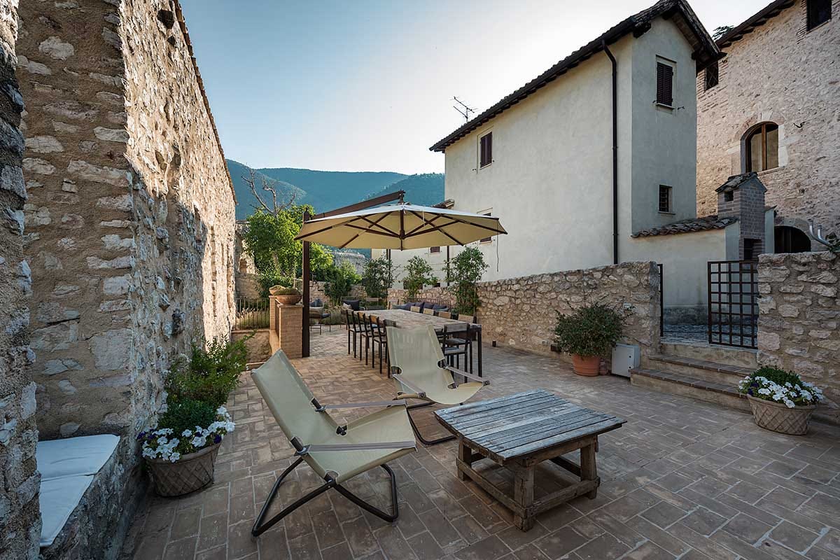 Relais Borgo Campello, terrazza (foto Petrucci) A Campello Alto vacanze in castello o in convento