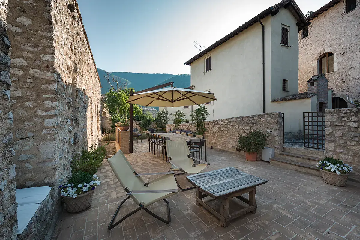 La terrazza di Borgo Campello (Credits: Petrucci) Fra cucina e avventura, Borgo Campiello fa rivivere il Medioevo