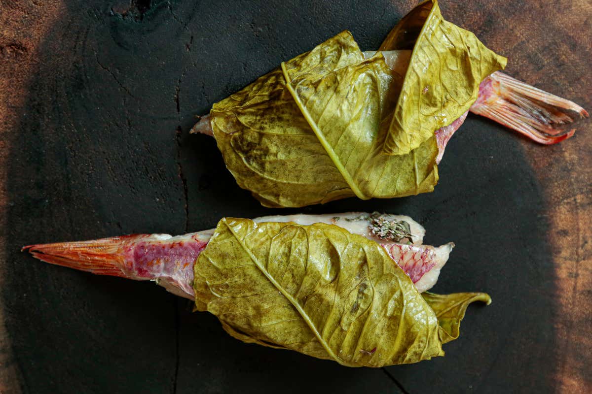 Triglia al cartoccio di erbe, maionese al limone, sedano e fagiolino Borgo Egnazia, l’autentica esperienza made in Puglia tra lusso e tradizione Triglia al cartoccio di erbe, maionese al limone, sedano e fagiolino Borgo Egnazia, l’autentica esperienza made in Puglia tra lusso e tradizione