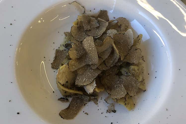 Cappellaccio ripieno di prosciutto di Norcia con tartufo nero estivo - Un bar-piscina e menu locali Borgobrufa riapre oltre le difficoltà