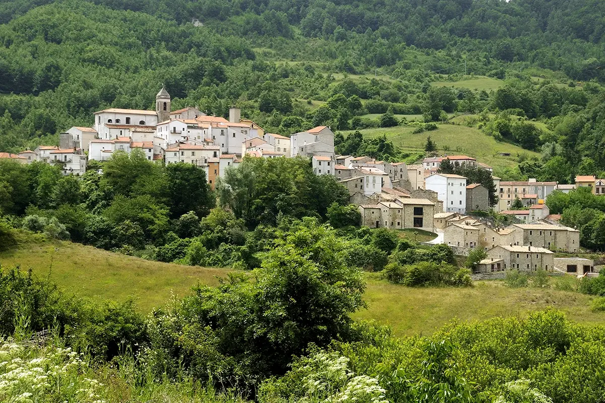 Borgotufi &egrave; un albergo diffuso a Castel del Giudice Week end tra gennaio e febbraio? Ecco gli alberghi &ldquo;lontani&rdquo; dal Covid