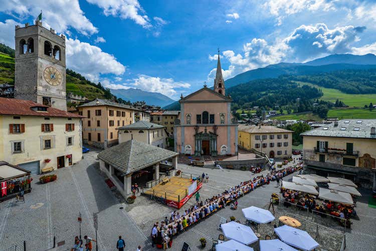 A Bormio la pizzoccherata dei record 800 chili per 3mila persone A Bormio la pizzoccherata dei record 800 chili per 3mila persone