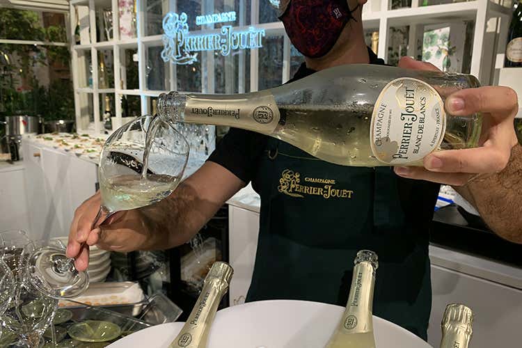 Perrier-Jou&euml;t Blanc de Blancs Champagne Perrier-Jou&euml;t celebra il design