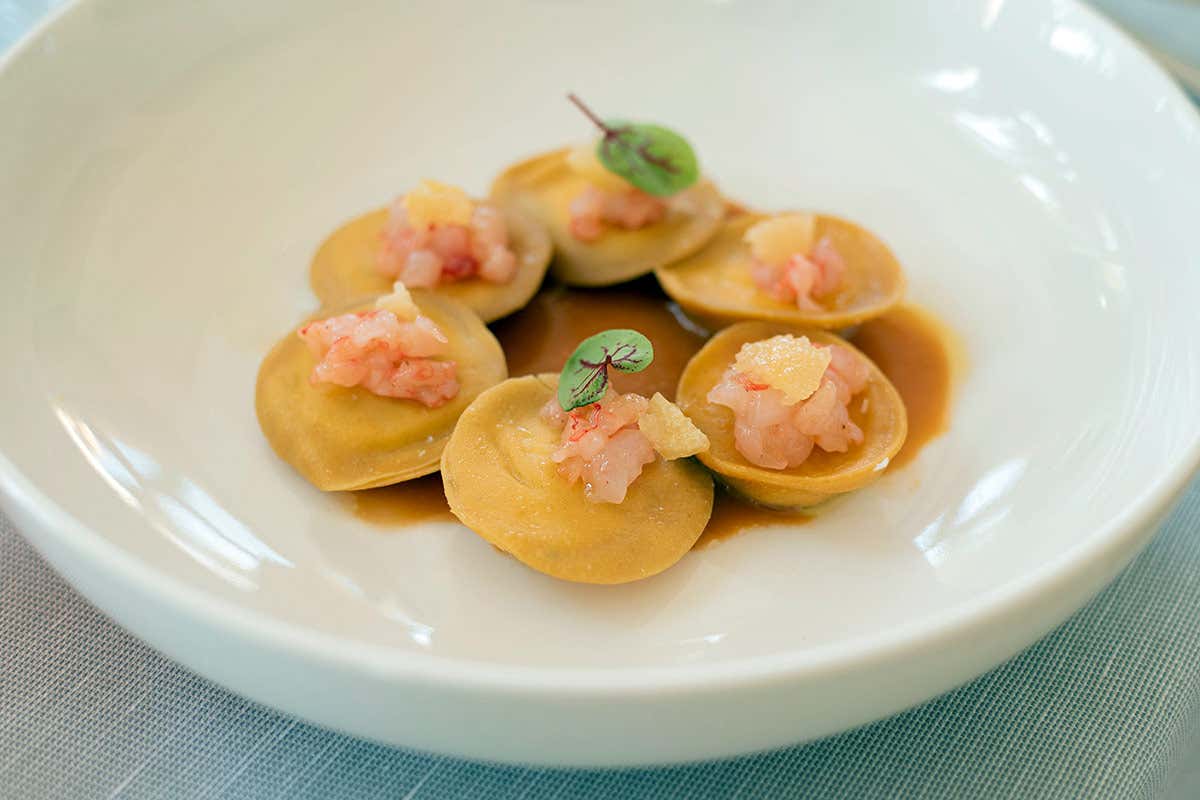 Bottoni di grano arso, ricotta di bufala, limone, gambero rosso e bouillabaisse Bottoni di grano arso, ricotta , limone, gambero e bouillabaisse