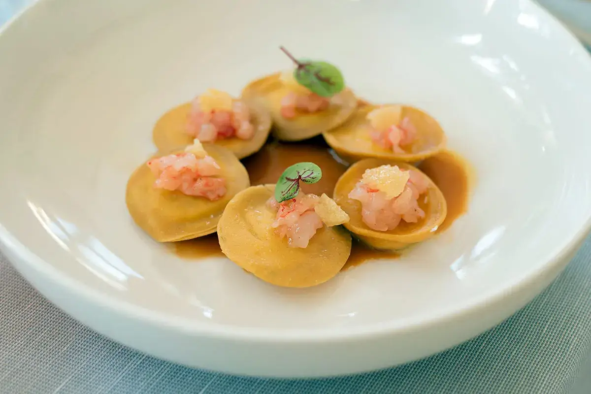 Bottoni di grano arso, ricotta di bufala, limone, gambero rosso e bouillabaisse Bottoni di grano arso, ricotta , limone, gambero e bouillabaisse