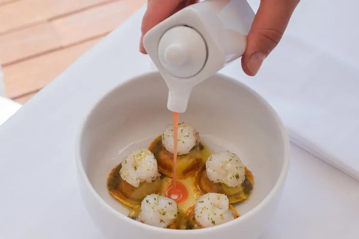 Bottoni ripieni di melanzana alla parmigiana, scampi all&rsquo;origano e colatura di pomodoro in insalata Bottoni ripieni di melanzana alla parmigiana e scampi