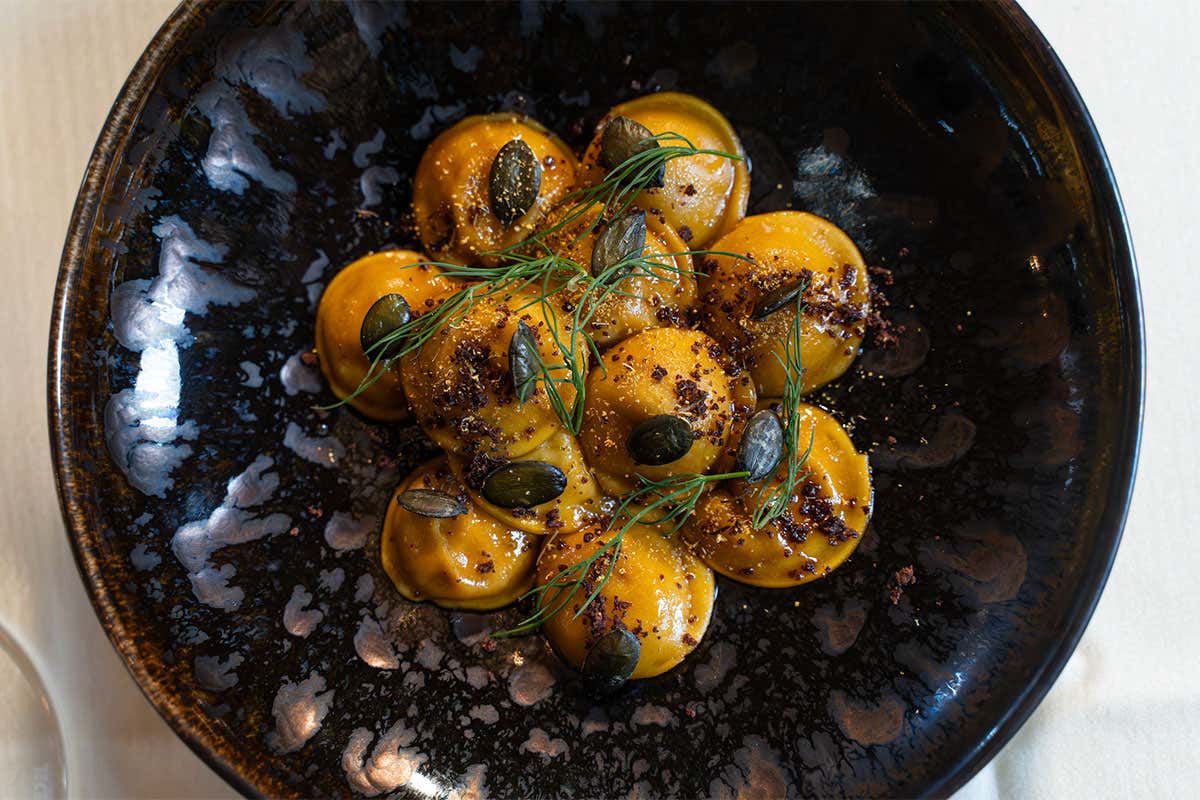 Bottoni ripieni di coniglio alla cacciatora, semi di zucca e oliva disidratata