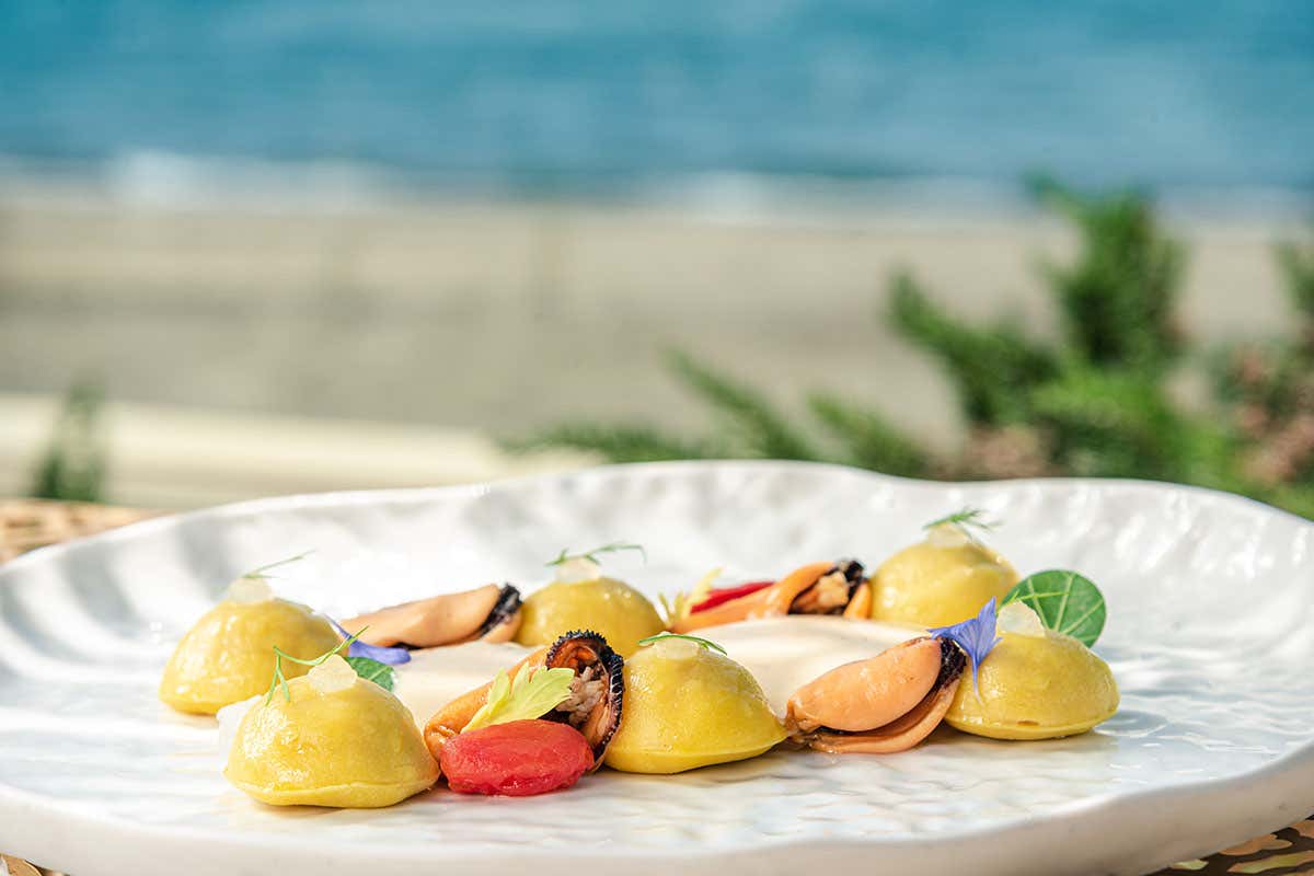 Bottoni di riso, cozze del Lago di Paola e spuma di patate arrosto La nuova vita de Il Fogliano Hotel a Latina