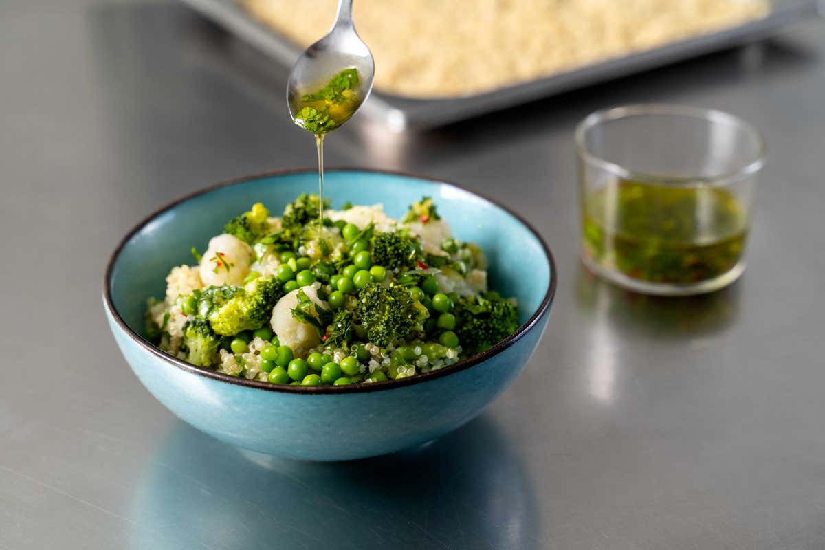 Bowl di quinoa, piselli, cavoli misti marinati con prezzemolo, limone e peperoncino Bonduelle amplia il progetto Greenology: al via la “Semiotica del menù”