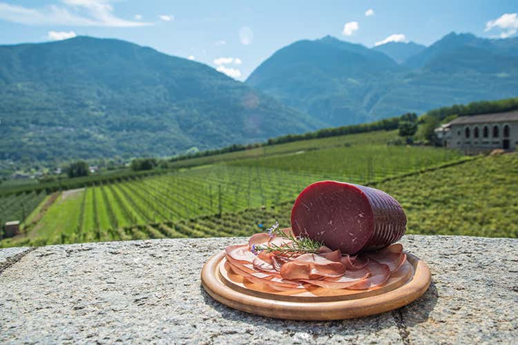 La zona tipica di produzione della Bresaola della Valtellina Igp &egrave; il territorio della Provincia di Sondrio Un itinerario, un paninoLa guida golosa della Valtellina