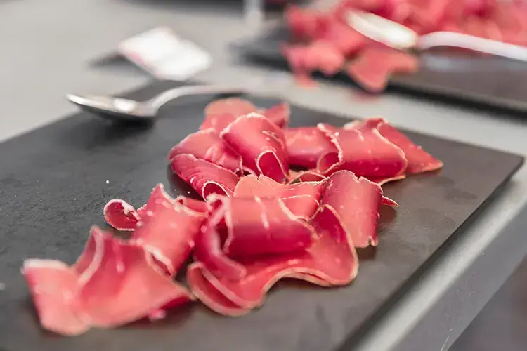 La bresaola italiana cerca il salto di qualit&agrave; Fassona piemontese, un patto per valorizzare la bresaola italiana