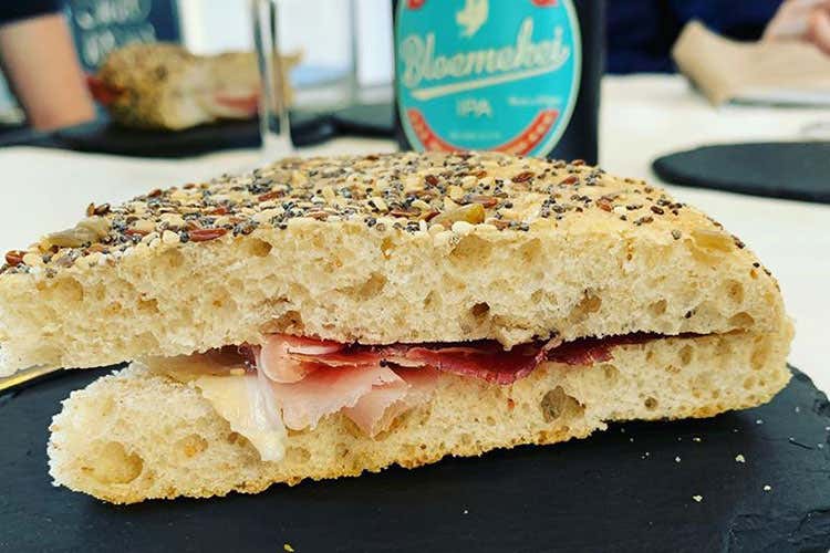 Il “triangolino”, novità delle tapas di giugno, per iniziare bene la cena - Bricks seduce Torino con le sue pizze e tapas Il “triangolino”, novità delle tapas di giugno, per iniziare bene la cena - Bricks seduce Torino con le sue pizze e tapas