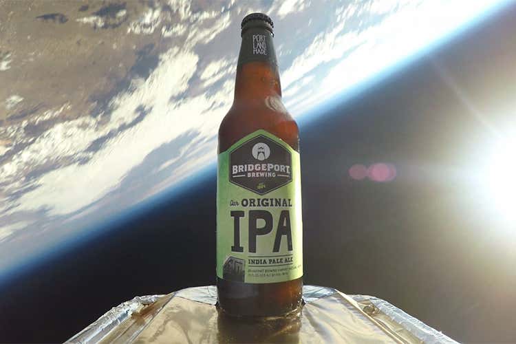 (BridgePort Brewing festeggia 34 anni Lancia la sua Original Ipa nello spazio) (BridgePort Brewing festeggia 34 anni Lancia la sua Original Ipa nello spazio)