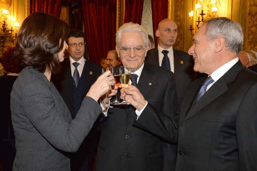 Il brindisi di Sergio Mattarella (al centro) con i Presidenti della Camera (Laura Boldrini, a sinistra) e del Senato (Pietro Grasso, a destra) Il brindisi di Sergio Mattarella (al centro) con i Presidenti della Camera (Laura Boldrini, a sinistra) e del Senato (Pietro Grasso, a destra)