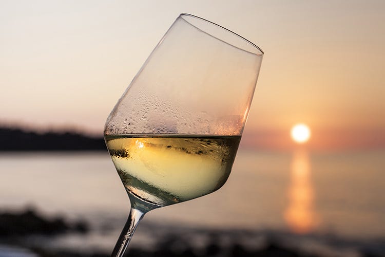 Non perdetevi i numerosi appuntamenti vitivinicoli dell'estate siciliana (Brindisi e degustazioni Estate di vini in Sicilia)