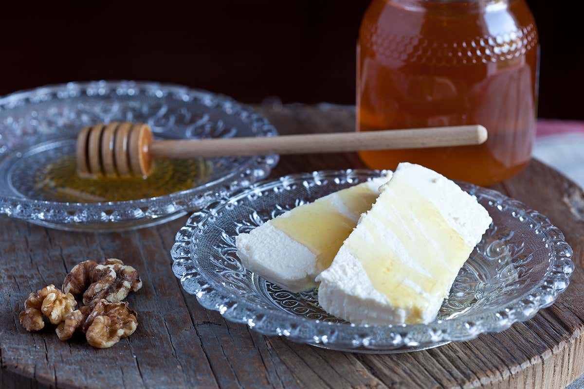 Brossat con miel. Foto: Fundació Foment del Turisme de Menorca L’isola di Minorca Regione europea della gastronomia Brossat con miel. Foto: Fundació Foment del Turisme de Menorca L’isola di Minorca Regione europea della gastronomia