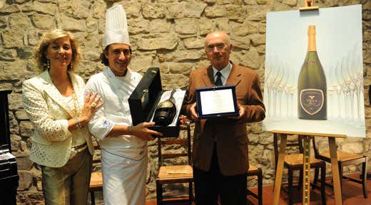 al centro, lo chef vincitore Bruno Piovanelli tra Roberta e Alessandro Bianchi dell'azienda Villa al centro, lo chef vincitore Bruno Piovanelli tra Roberta e Alessandro Bianchi dell'azienda Villa