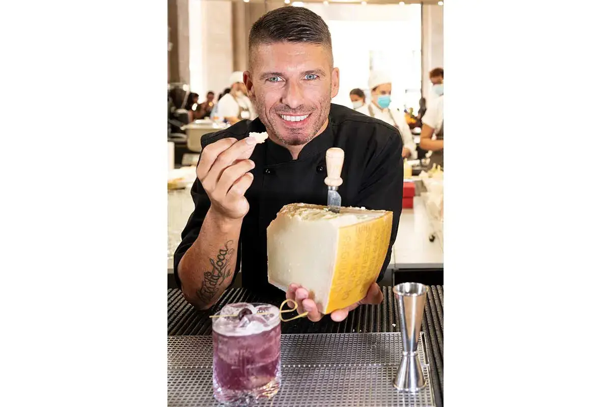 Bruno Vanzan presenta il cocktail Americano alla Violetta (foto: Linda Vukaj) Dal lavoro e dalla passione nasce l&rsquo;eccellenza del Parmigiano Reggiano