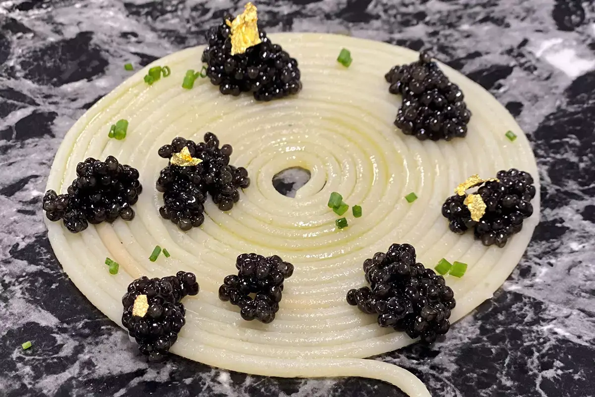Bucatini all’olio e caviale Calvisius Ponte culinario tra Occidente e Oriente all’Antica Cascina San Zago di Salò