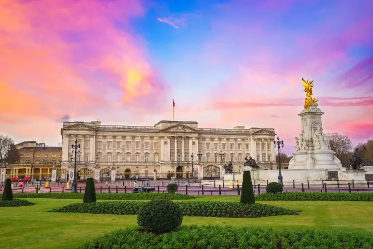 Viaggio tra i 10 palazzi pi&ugrave; lussuosi e belli del mondo