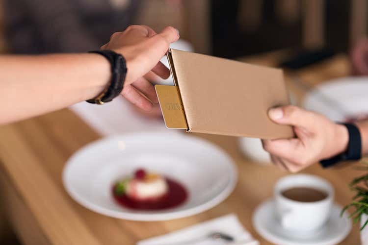 il ristoratore "lascia" quasi 2 euro per ogni buono (Buoni pasto, l'ira dei ristoratori «Riforma o non li accettiamo più»)